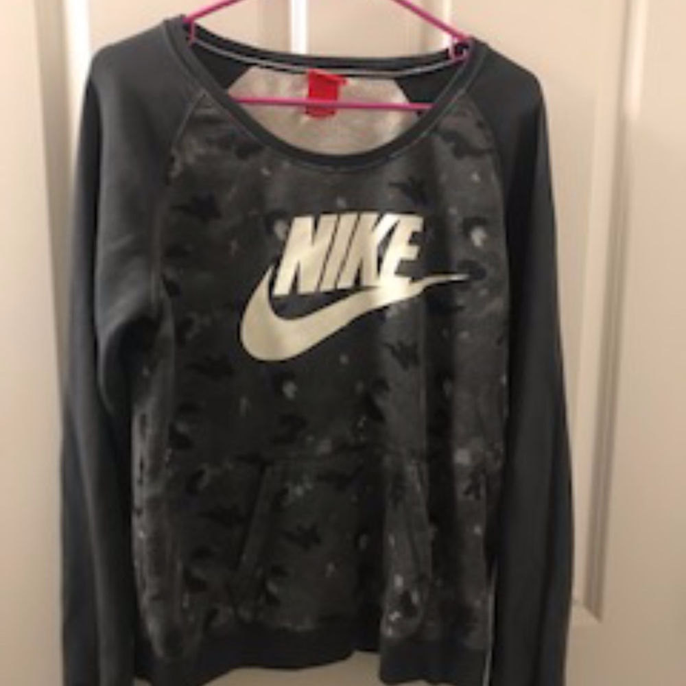 Nike sweater with 2 scarfs! Bundle!
